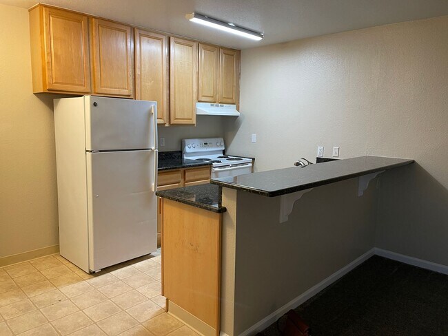 Foto del edificio - Chico 2 bed, one bath Duplex Private courtyard, Pool and Shared Laundry