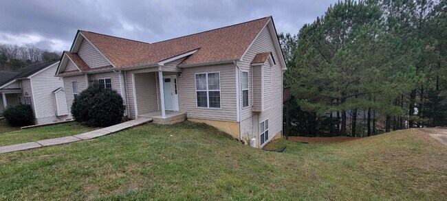 Building Photo - Beautiful 3 bedroom, 3 bath home in great ...