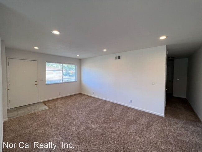 Building Photo - 2 br, 1 bath House - 2297 Medallion Drive #4