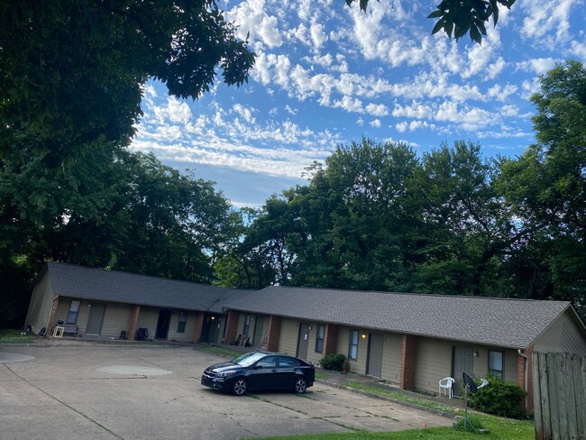 Building Photo - 1006 Markle