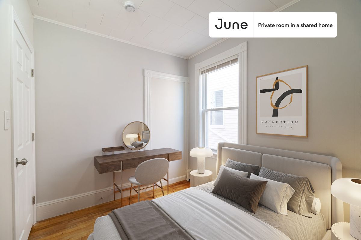 Foto principal - Private bedroom in 3 bed/1 bath Home