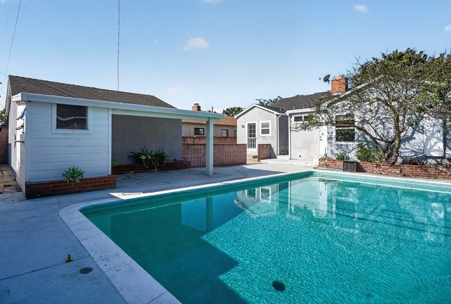 Building Photo - 7742 Dunbarton Ave