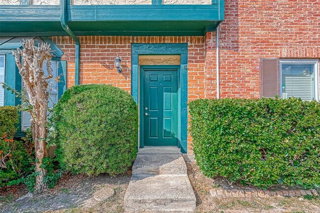 Foto del edificio - 7700 Creekbend Dr