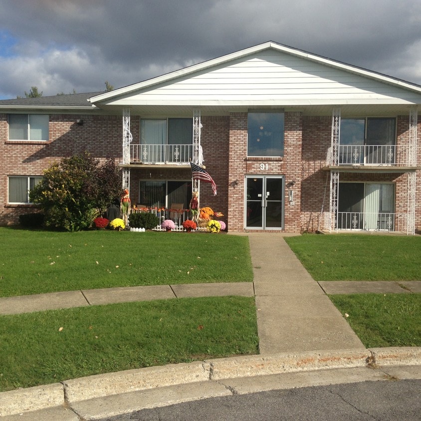Oak Ridge Estates Rentals in West Seneca at 72 Oakridge Dr West Seneca