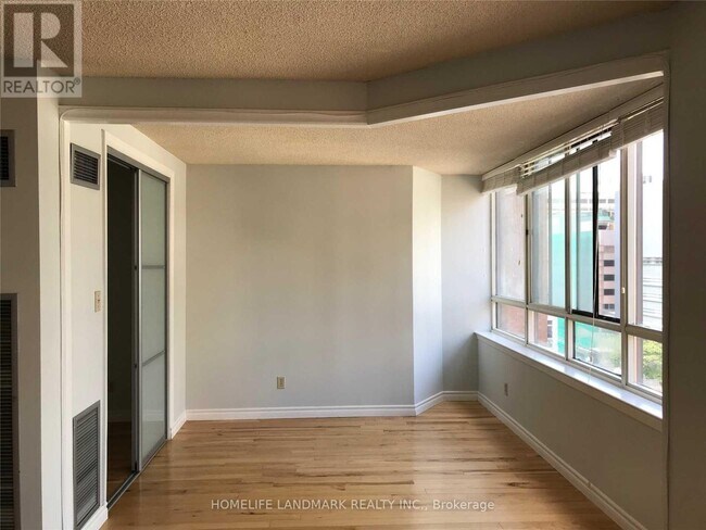 Photo du bâtiment - 633-1633 Bay St.