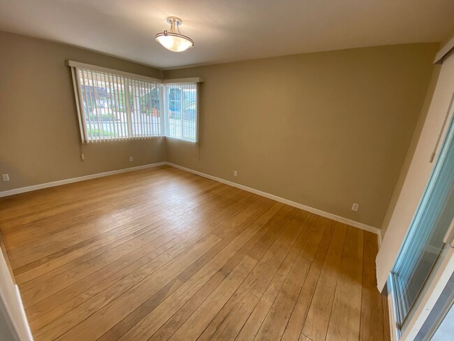 Building Photo - 3 Bed 2 Bath, Single Family Home In Walnunt Creek