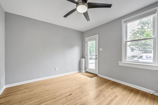 Building Photo - Available Now! 2 Bed / 1 Bath Rowhouse in ...