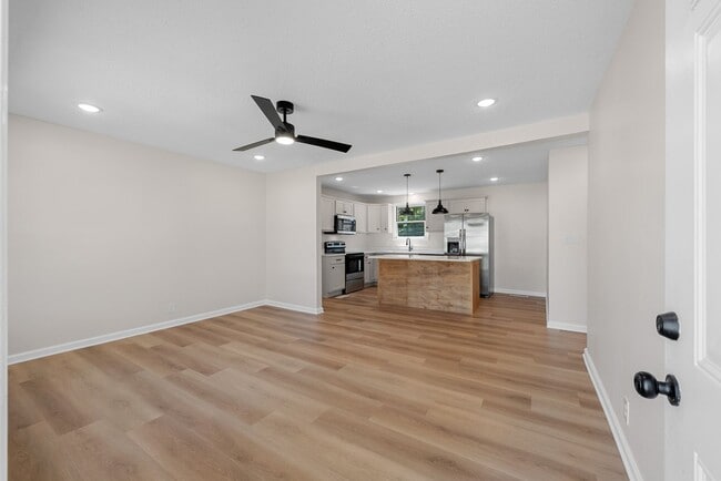 Foto del edificio - Close to Ft. Campbell! Just Renovated 3 Bed 2 Bath Home!