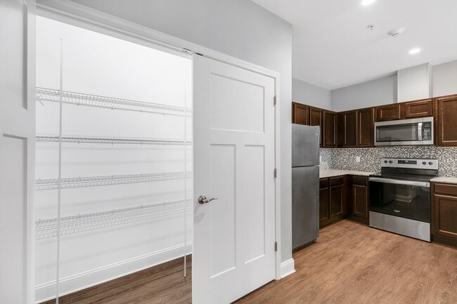 Foto del edificio - Gorgeous front facing 1 bedroom - Next to ...