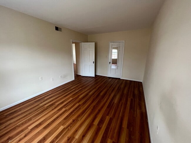 Building Photo - Large 2 bedroom, 1 bathroom condo, just mi...