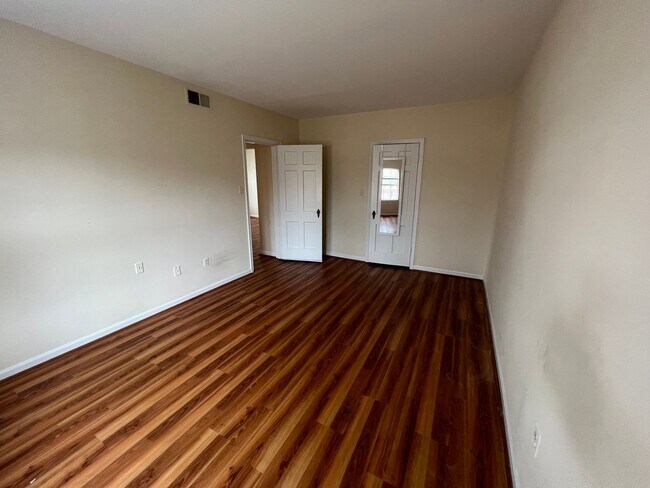 Foto del edificio - Large 2 bedroom, 1 bathroom condo, just mi...