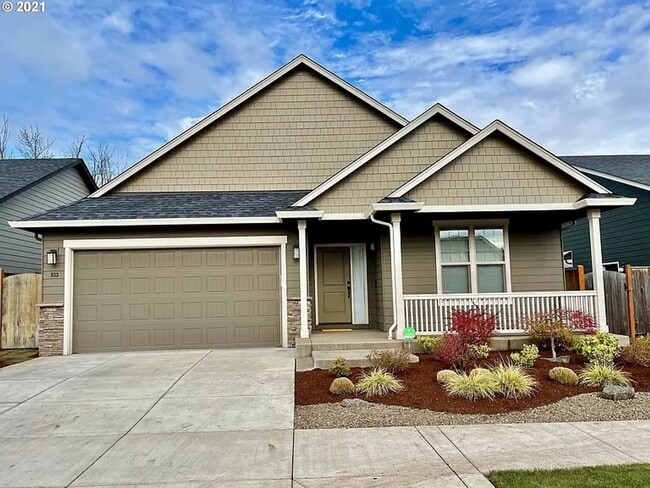 Newer, single level home with double garage - Newer, single level home with double garage