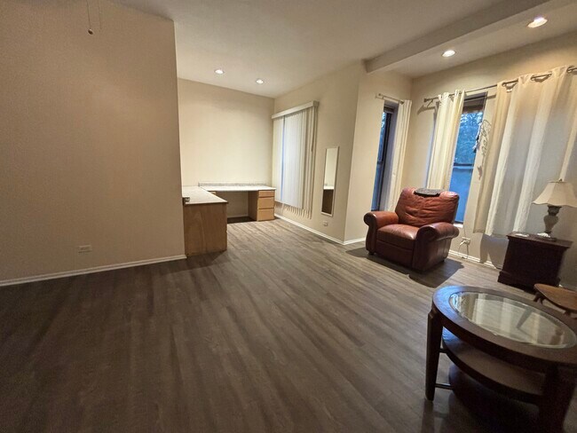 unit 2 living room desks - 827 S Laflin St