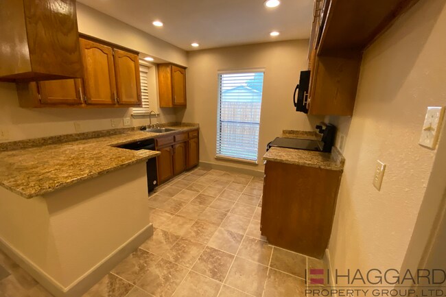 Foto del edificio - Rare 3-bed,2-bath, 1-story half duplex rec...