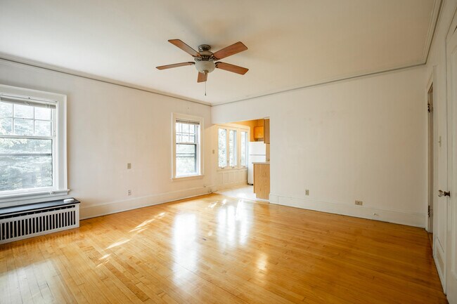 Building Photo - 2119 E Kenilworth Pl