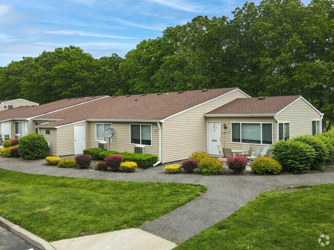 Building Photo - Villas at Pine Hills