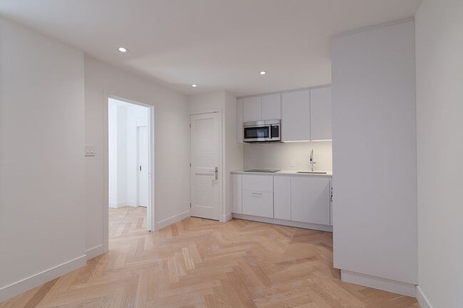 Building Photo - 590 Av. Outremont