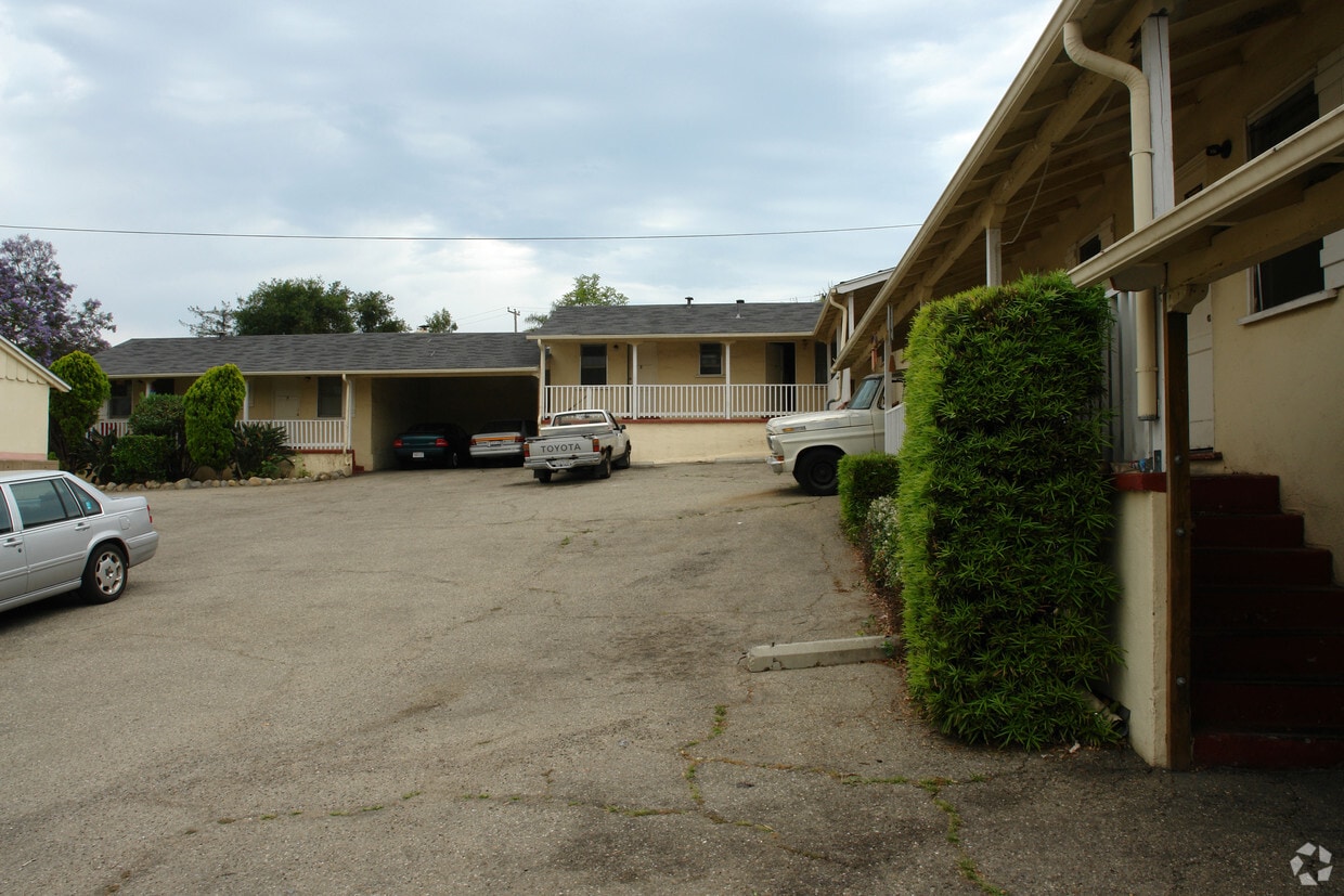 Building Photo - 2945 De La Vina St