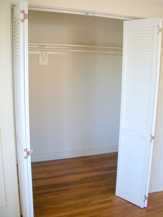 Foto del edificio - This unit is a Studio, with a giant kitchen room/dining space. With large closet