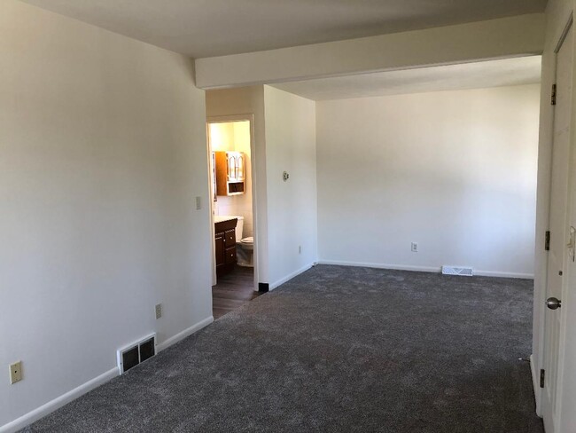 Living room - 435 Highfield Ave