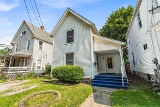 Building Photo - 123 Cascade St