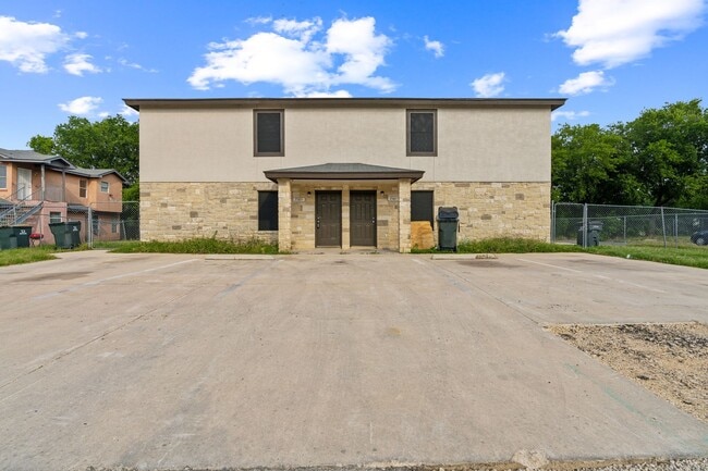 Spacious 4-Bedroom Townhome in Quiet Commu... - Spacious 4-Bedroom Townhome in Quiet Commu...