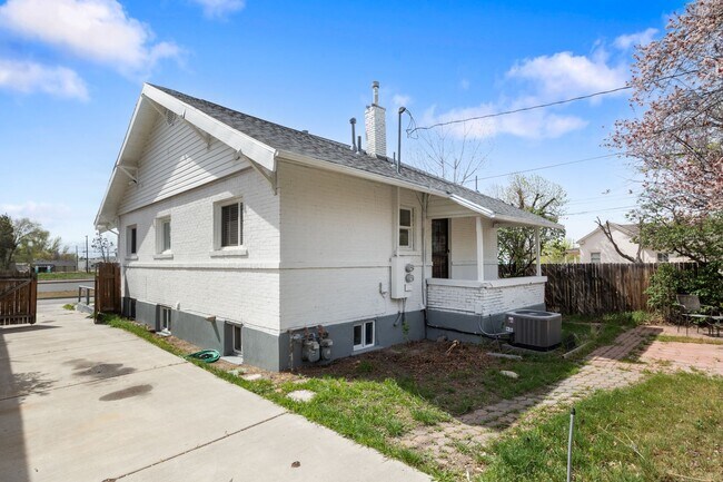 Building Photo - 1070 W Center St