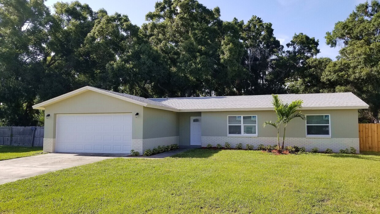 Primary Photo - 3 Bedroom 2 Bath Home in Pinellas Park