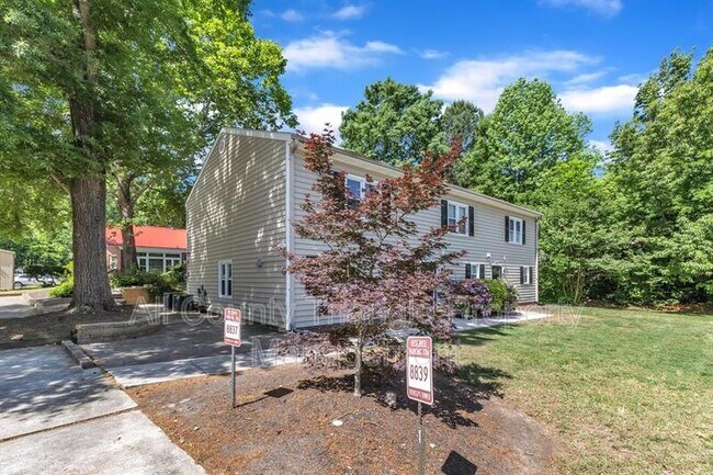 Foto del edificio - 8835 Chapel Hill Rd
