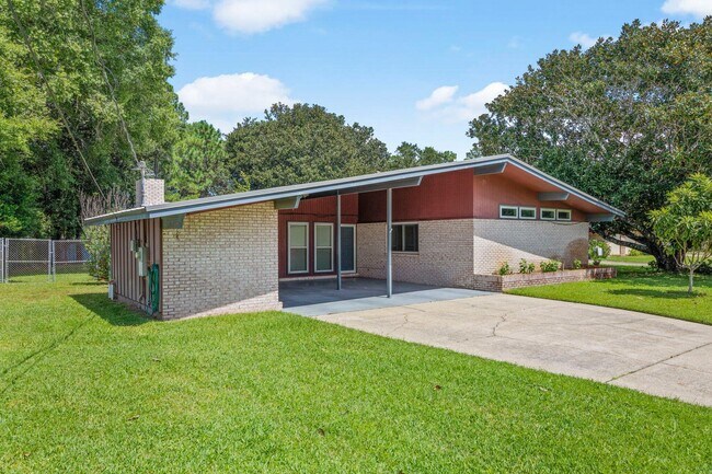 Building Photo - 111 McEwen Dr