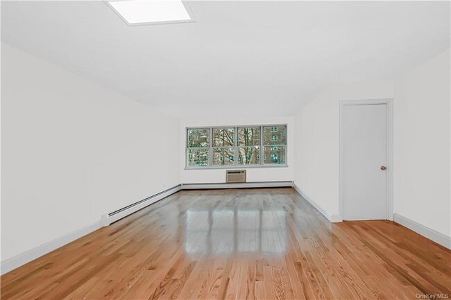 Building Photo - 640 W 227th St
