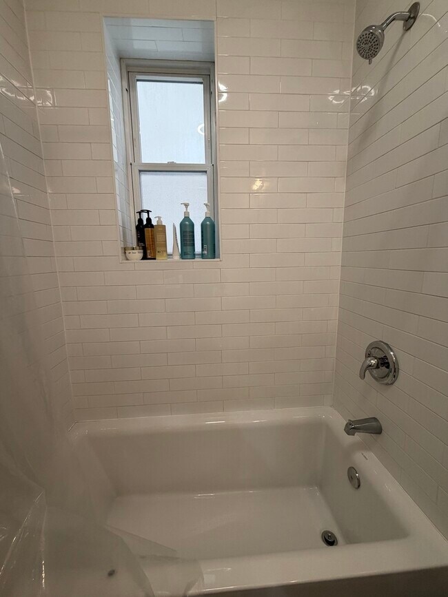 Foto del edificio - 1472 W Erie St