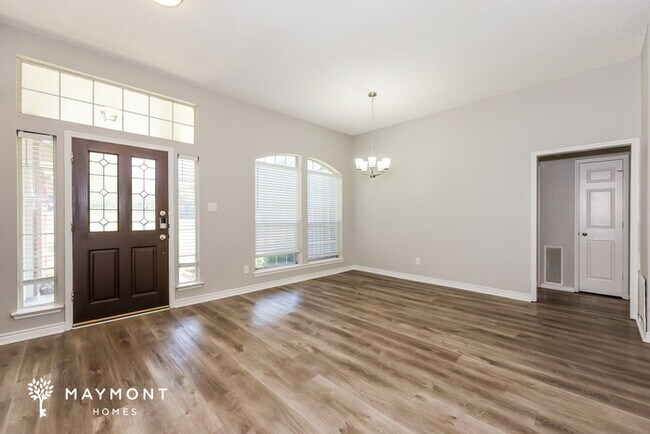 Foto del edificio - 819 Crooked Creek Ln