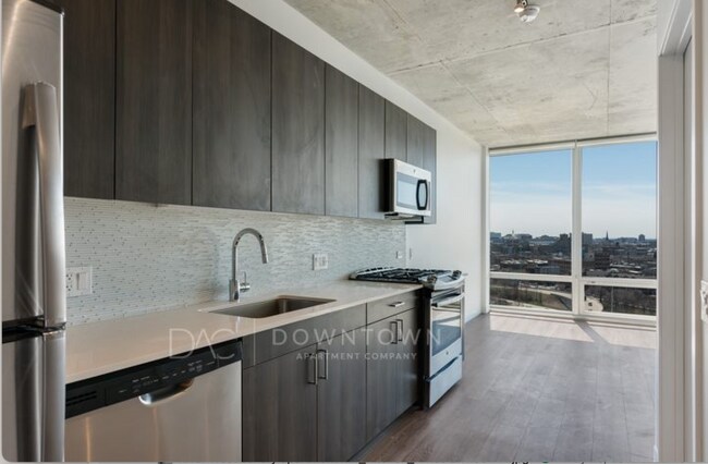 Foto del edificio - 702 N Milwaukee Ave