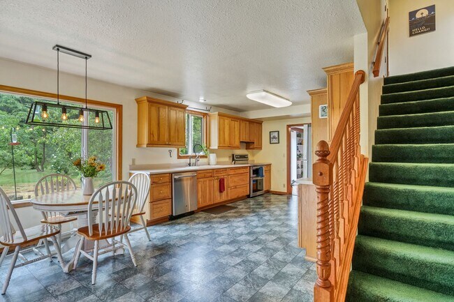 Foto del edificio - PRIVATE HOMESTEAD WITH ACREAGE & SHOP