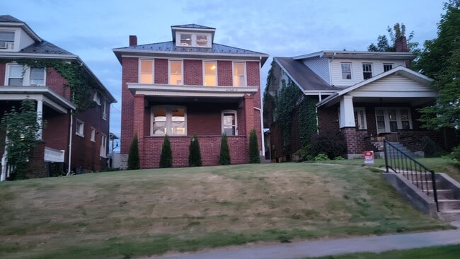 Building Photo - 632 Hill Top Dr