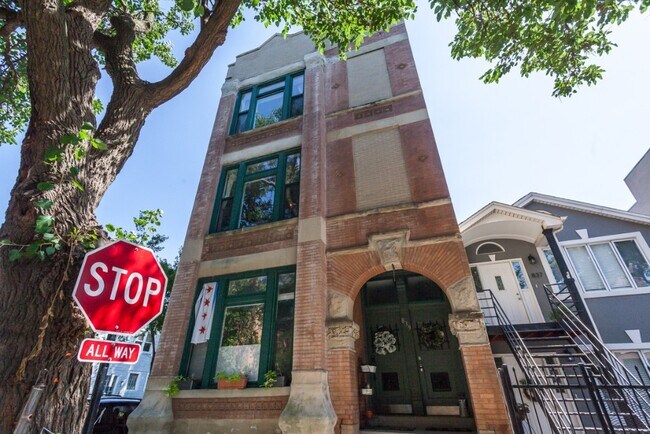 Building Photo - 839 N Marshfield Ave