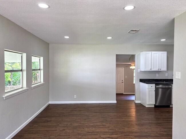 Foto del edificio - 4 Bedroom / 2 Bath