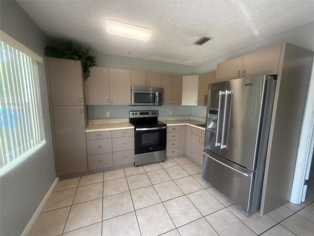 Foto principal - 1980 SW 28th Ave