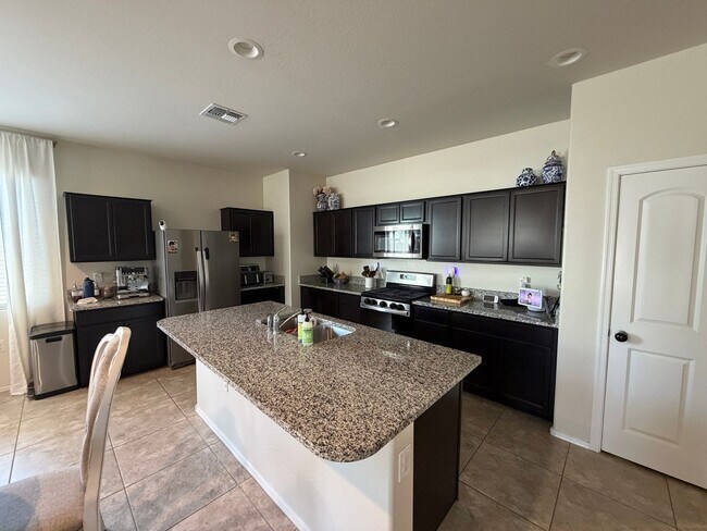 Foto del edificio - Upgraded and Spacious 4 Bed/2 Bath in Buckeye