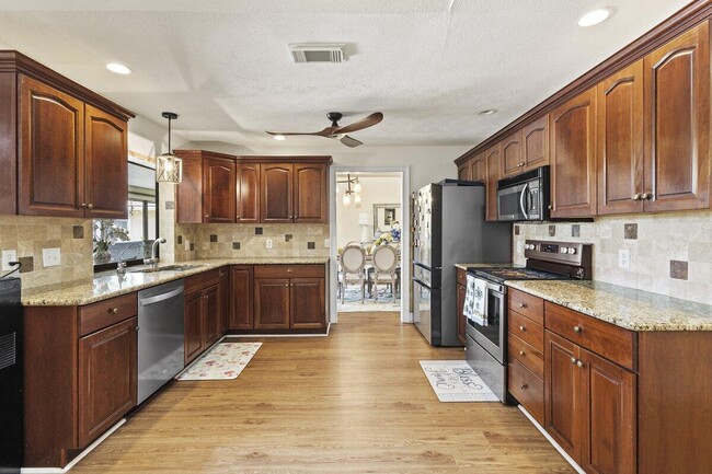 Building Photo - 1345 SW Cedar Cove