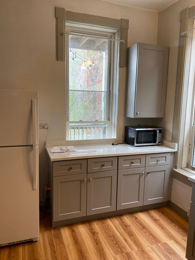 Foto del edificio - 1924 W Division St