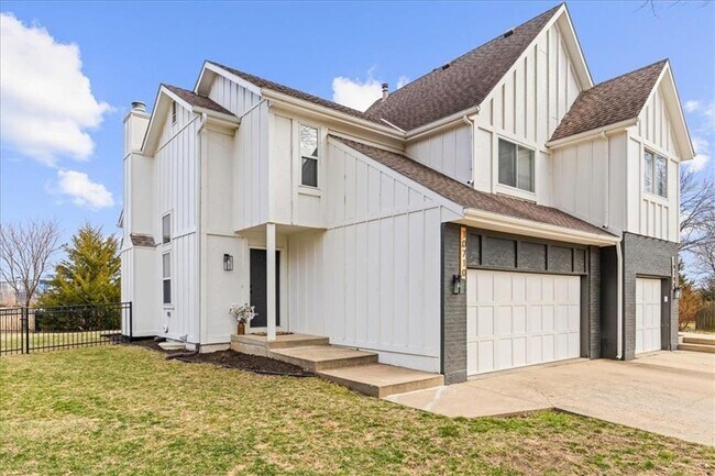 Foto del edificio - {10710} Updated Overland Park Townhome + Blue Valley Northwest + Two Car Garage