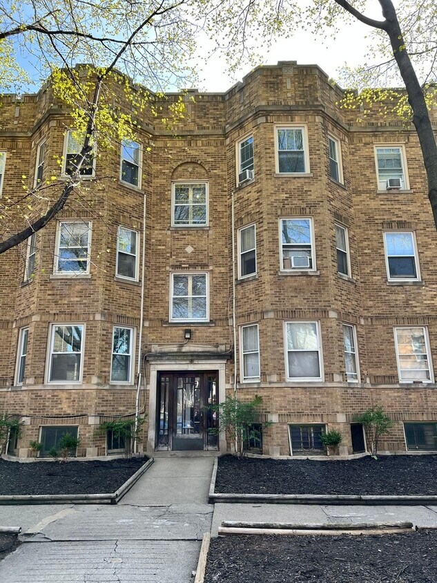 Primary Photo - 3701 N Hoyne Ave