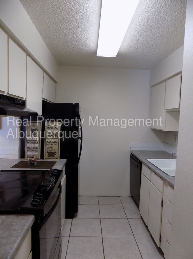 Building Photo - Large NE Heights 1 Bd in Gated Community!