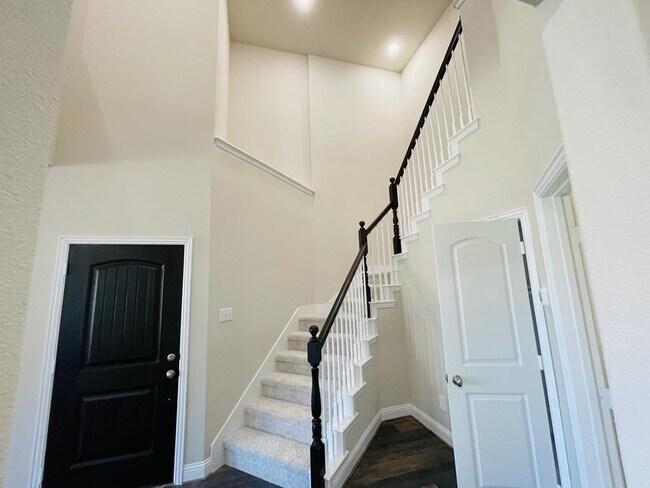 Building Photo - 6801 Topaz Dr
