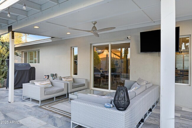 Foto del edificio - 8738 E Rose Ln