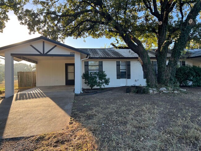 Foto del edificio - 2112 Tanglewood St