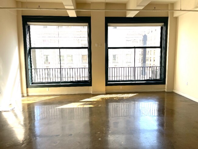 Foto del edificio - 315 W 5th St