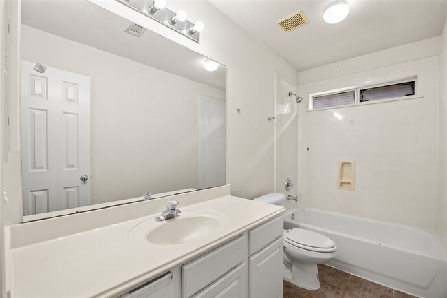 Foto del edificio - 4823 Lake Daniel Ct